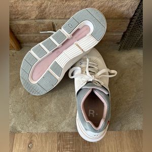 On Running The Roger Advantage tennis shoe